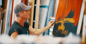 Todd Williamson im Profil in seinem Atelier. Er malt gerade ein Ölbild