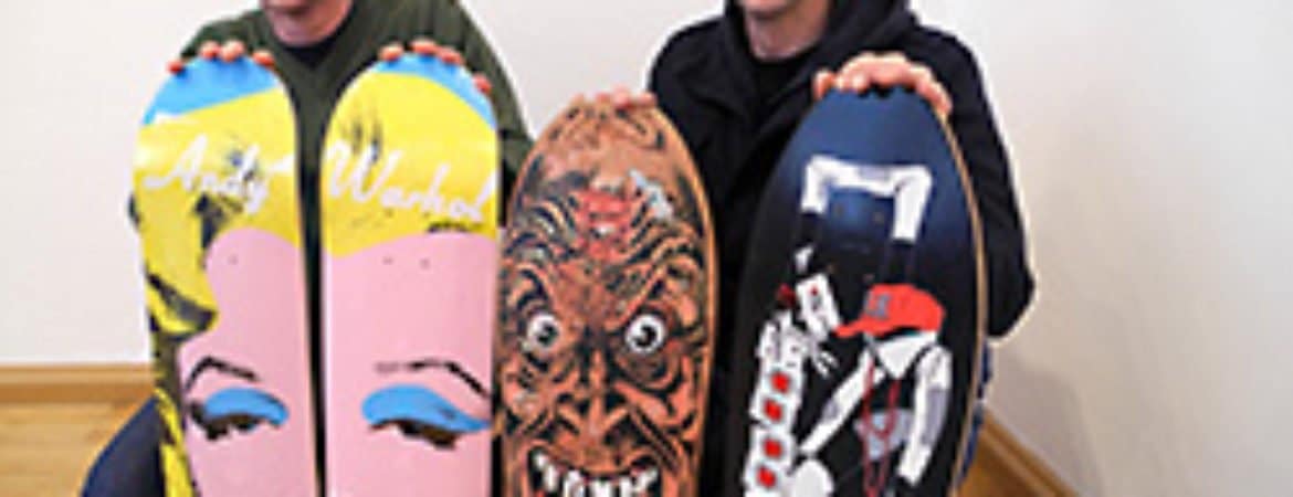 Se­bas­ti­an Eb­ner und Her­wig Zmöl­nig mit ihren Skateboards im Stadtmuseum Deggendorf