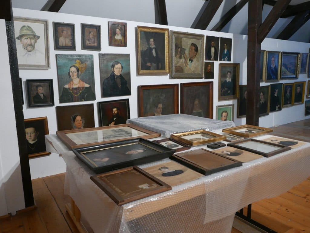 Bürgerporträts, die zur weiteren Sichtung ausstehen, sind im Dachgeschoss des Stadtmuseum Deggendorf ausgelegt.
