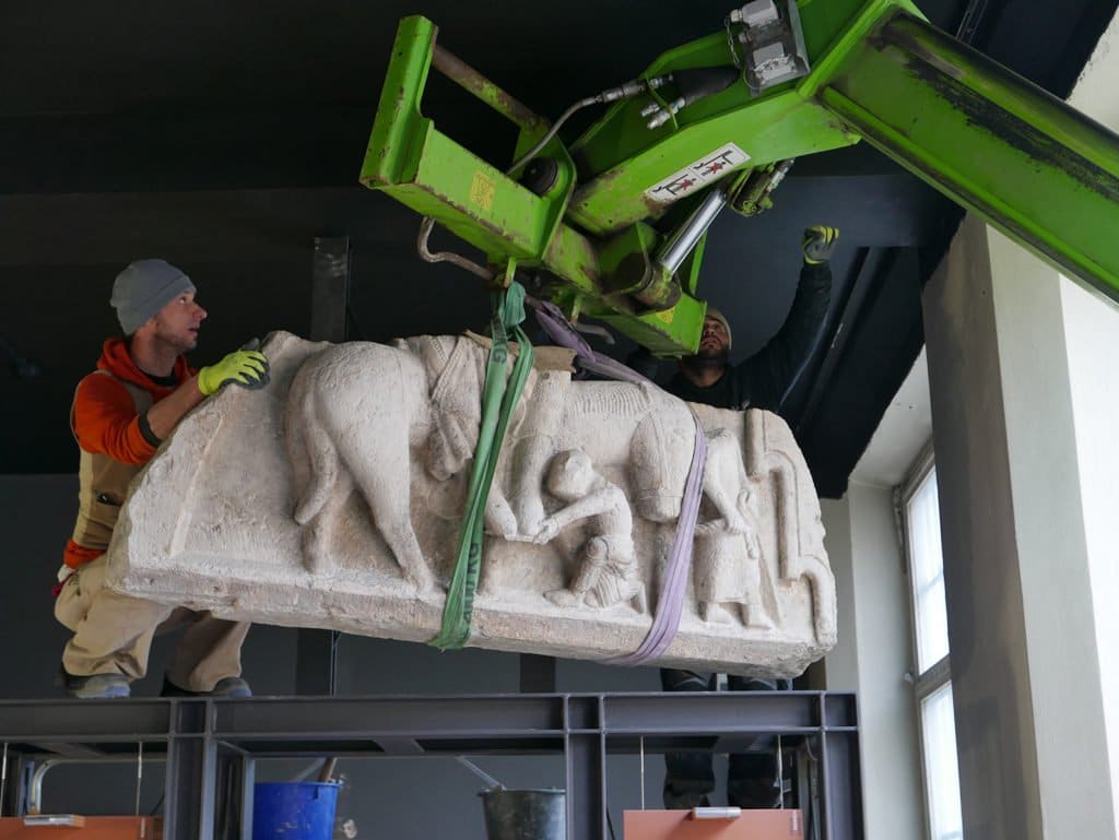 Das schwere Steinrelief wird mit einem Kran vorsichtig aus dem Stadtmuseum gebracht.