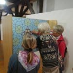 3 Seniorinnen probieren sich an einem Exemplar der Mitmachausstellung "Mathematik zum Anfassen" im Stadtmuseum Deggendorf