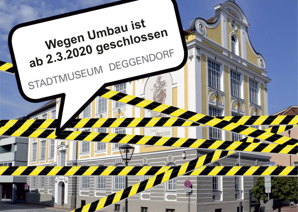 Außenansicht des Stadtmuseum Deggendorf mit gelb-schwarz-gestreiften Absperrband zur Verdeutlichung der Schließung